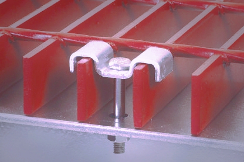grating clips installation on steel grating panel