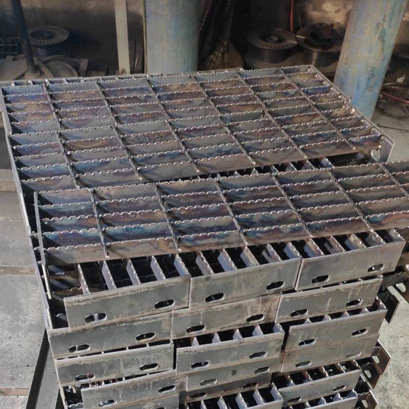 serrated bar grating walkway