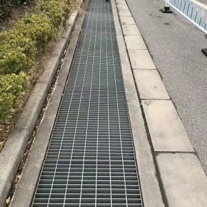 rejillas de drenaje de zanjas de alta resistencia instaladas en el sistema de drenaje de carreteras industriales