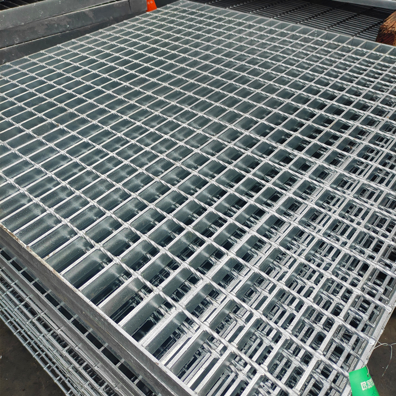 Hot-dip galvanized welded steel grating panels with corrosion resistant surface