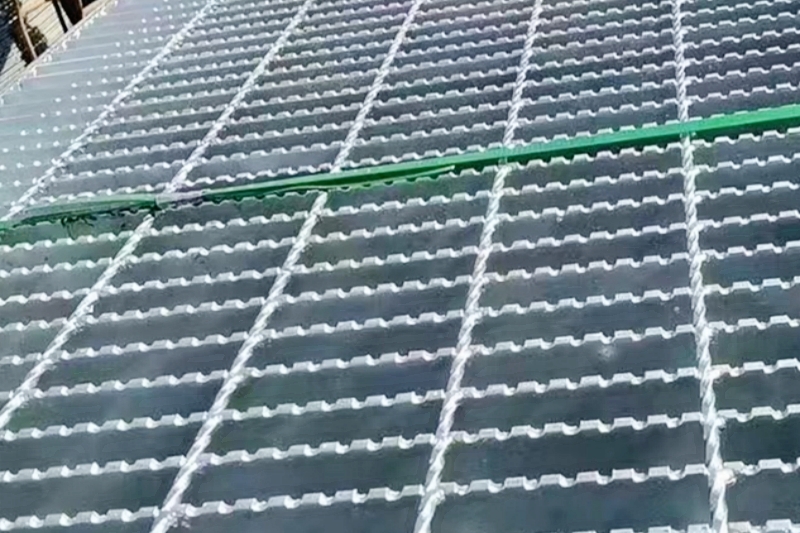 serrated vs plain steel grating comparison