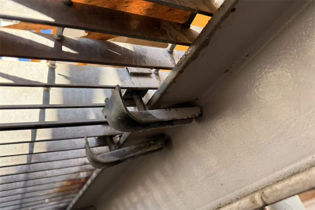 metal floor grating installation with saddle clips fixing system