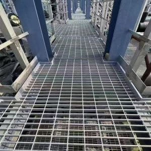 металлическая напольная решетка для установки на антресольном этаже склада